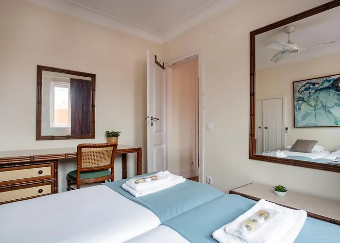 Large Family Flat In Campo De Ourique Herberg Lissabon