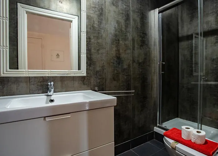 Large Family Flat In Campo De Ourique Herberg Lissabon