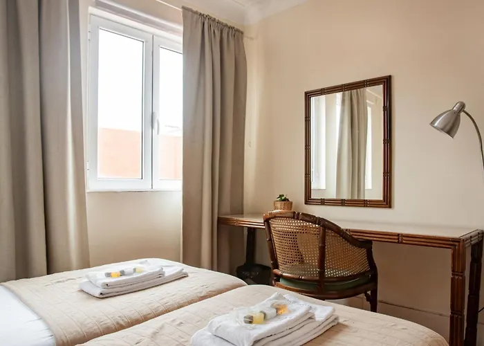 Large Family Flat In Campo De Ourique Herberg