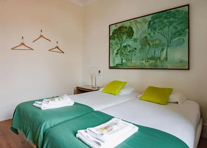 Large Family Flat In Campo De Ourique Herberg Lissabon