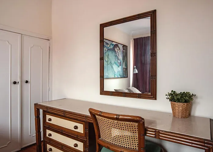 Large Family Flat In Campo De Ourique Herberg Lissabon