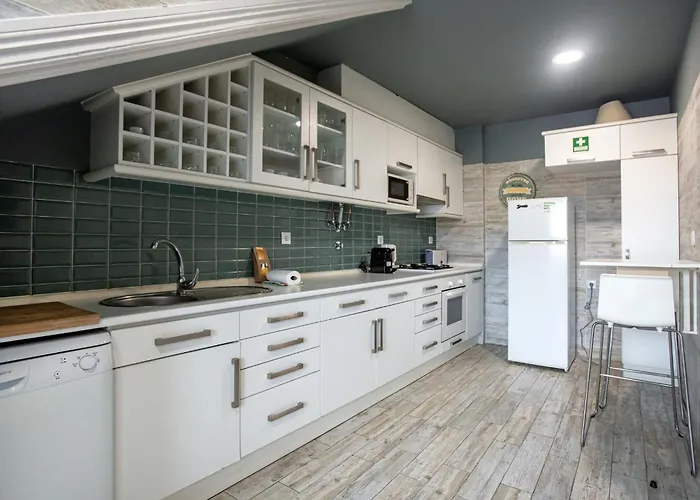 Large Family Flat In Campo De Ourique Herberg