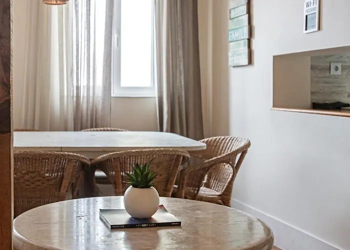 Large Family Flat In Campo De Ourique Herberg Lissabon