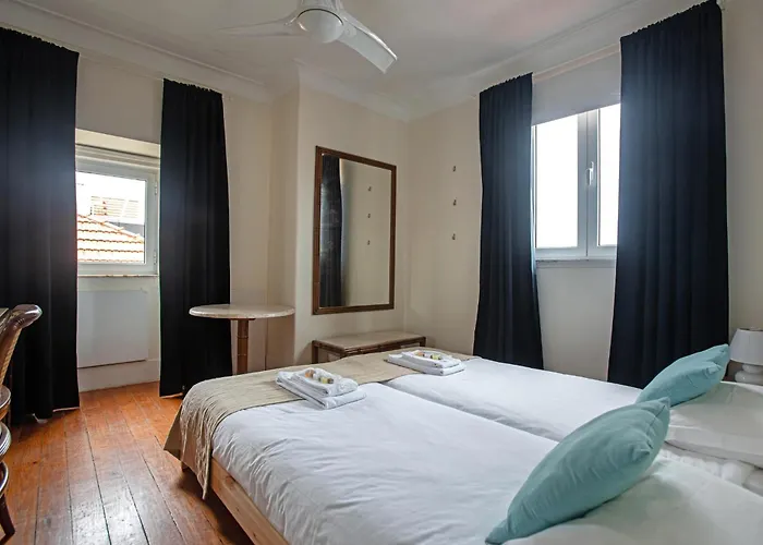 Large Family Flat In Campo De Ourique Herberg Lissabon