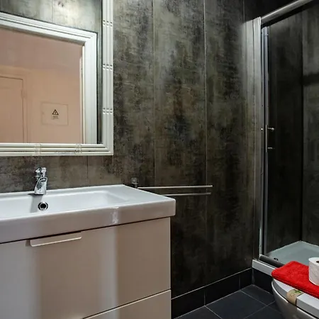 Large Family Flat In Campo De Ourique Апартаменты Лиссабон