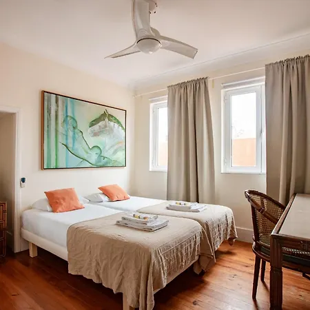 Мини-отель Large Family Flat In Campo De Ourique *