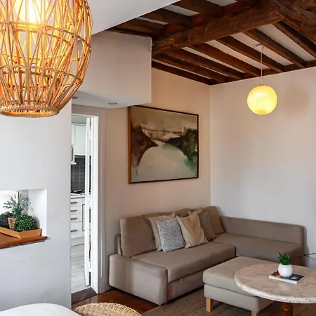 Large Family Flat In Campo De Ourique Лиссабон