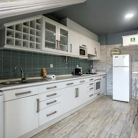 Large Family Flat In Campo De Ourique Мини-отель