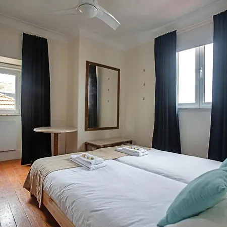 Large Family Flat In Campo De Ourique Мини-отель Лиссабон