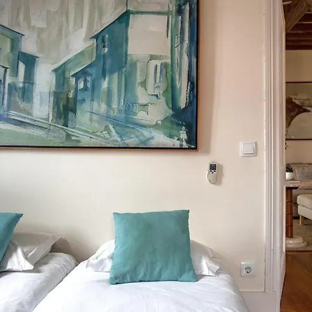 Large Family Flat In Campo De Ourique Апартаменты