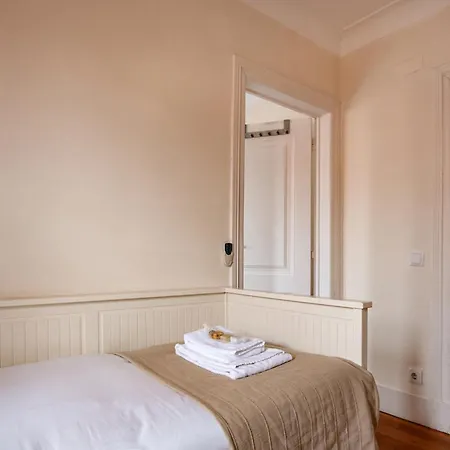 Large Family Flat In Campo De Ourique Лиссабон