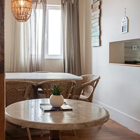 Large Family Flat In Campo De Ourique Inn Lisboa